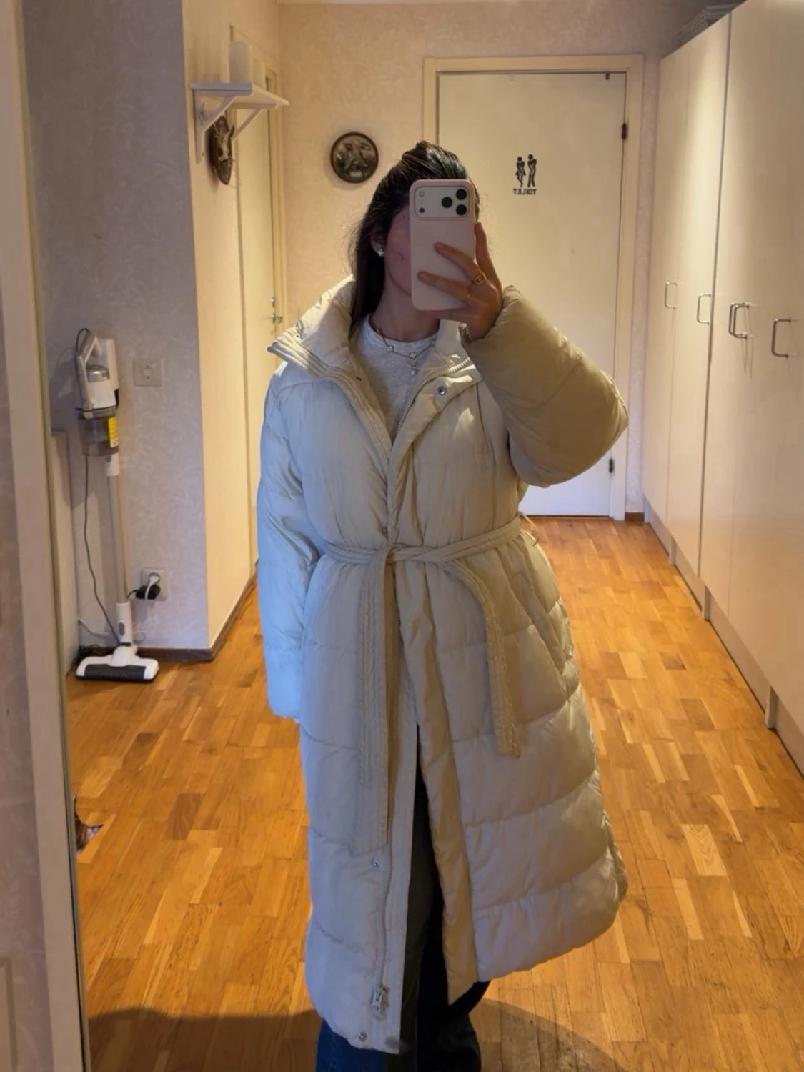 Lång vit dunjacka med bälte - 1