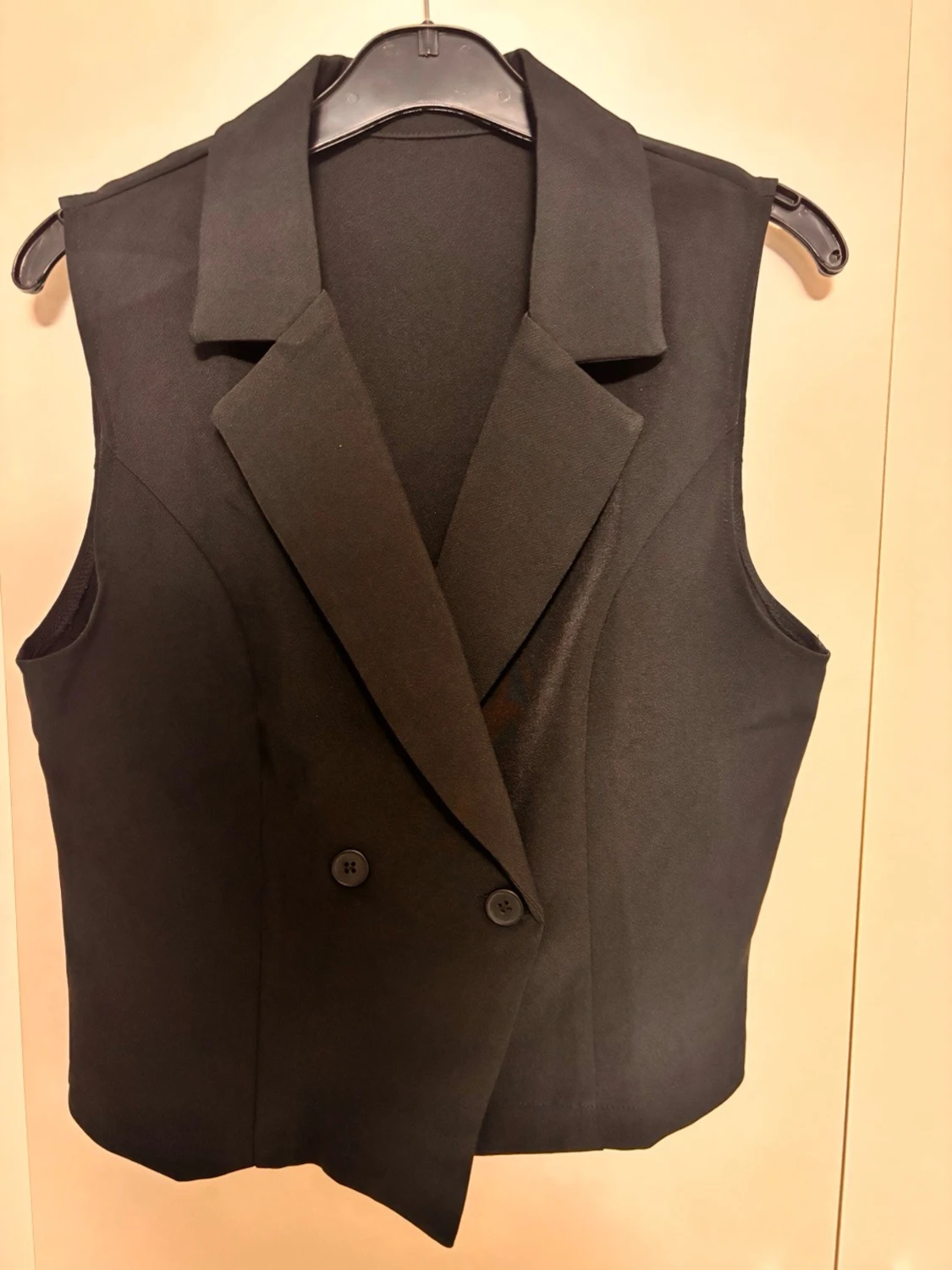 Svart kostymväst med slag