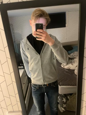 Grå hoodie från Polo Ralph Lauren - Storlek L  Jag är 187 o väger 72kg As skön o ha på sig  Ganska tunt material  Mått: Pit to pit 55cm Zipper 57.5cm Arm 53cm Öppning (längs ner) 46cm  Fraktas samma eller nästa dag 📦🚛 Skriv om ni har frågor!