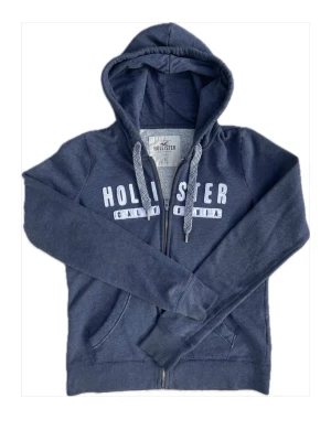 Marinblå Hollister ziphoodie - Nyskick Marinblå Normalstor S Priset är inte hugget i sten, fråga mig om du har funderingar