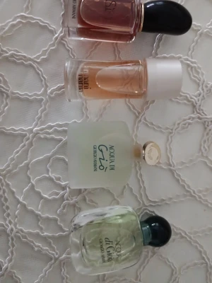 Miniatyrparfymer från Giorgio Armani - Fyra miniatyrparfymer från Giorgio Armani. Perfekta att ha i väskan eller testa olika dofter.