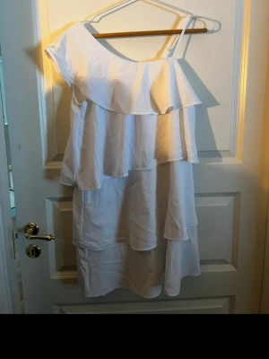 Vit offshoulder klänning - Superfin klänning att ha på skolavslutningen eller bara under sommaren. Använd 1 gång. 