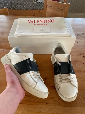 Valentino open navy blue - Ett par feta skor från Valentino i Italienskt läder. Skicket på skorna är 7/10, har varit bättre men de är ändå riktigt fräscha. Dustbag och box medföljer med mera. Extra skosnören finns tyvärr inte tillgängligt. Tveka inte med att skriva om ni har funderingar!