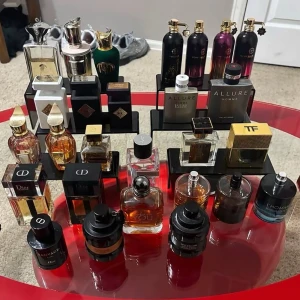 För byte - Stor samling parfymer från lyxiga märken som Dior, Tom Ford, Chanel och YSL. Flaskorna har olika former och färger, från eleganta glasflaskor i guld, svart och bärnstensfärgat till moderna, stilrena designer. Perfekt för dig som vill ha variation och testa olika dofter.