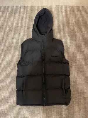 Pierre Cardin Väst - En stilren väst med fleece på insidan av märket Pierre Cardin Paris. Västen är oroligt skön och varm. Passar perfekt till våren/hösten med en stickad tröja under. 