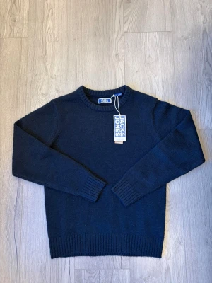 Mörkblå stickad tröja Jack & Jones - Snygg mörkblå stickad tröja från Jack & Jones med rund halsringning och ribbade muddar vid ärmslut och nederkant. . Materialet känns mjukt och bekvämt. Tröjan är helt ny✅ Det är storlek 12y men modellen på bilden är cirka 170cm så är som en XS! Skriv om ni har några funderingar!