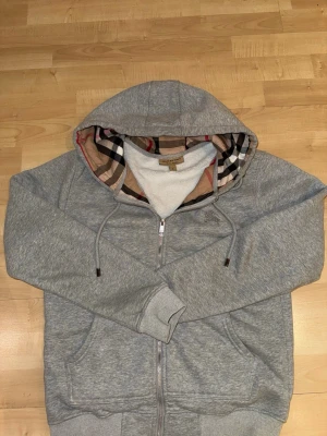 Burberry hoodie  - Burberry hoodie tagen finns även kvar och kan skickas med måste ba hitta den, är i jätte fint skick o extremt skön o sitter perfa i passform. Storlek s skickar även samma dag frågor osv->dm