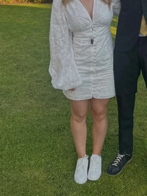 Adoore klänning Florence  - Använd en gång. Perfekt till studenten eller midsommar. 