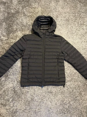 Colmar jacka - Stilren svart dunjacka från colmar i storlek Small(46). Jackan har dragkedja framtill och två sidofickor. Jackan är urvuxen och därmed bara använd en säsong. I väldigt fint skick utan några defekter. Passar perfekt under våren och hösten, men även under kyligare sommarkvällar.