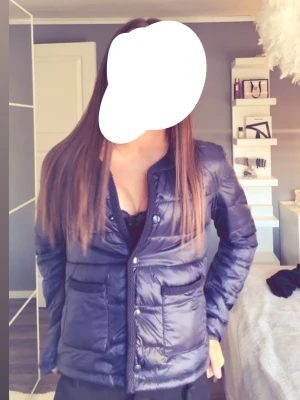 Mörkblå  jacka  - Snygg mörkblå jacka från gina tricot. strl 158/164, inga tecken på användning💝