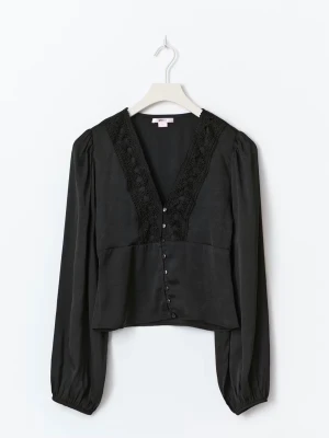 Blus  - Jätte jätte fin blus som jag köpt från Gina tricot men var tyvärr lite för liten för mig. Nypris 349 kronor och prislappen är kvar! Slut i lager. Sitter precis som på bilderna. Skickas snabbt. Skriv för frågor och pris går att diskutera!