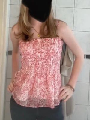 Fin mönstrad topp - Gullig mönstrad topp från Gina tricot i storlek 158/164 men passar mig some storlek XS och skulle säkert passa större storlekar.🙌