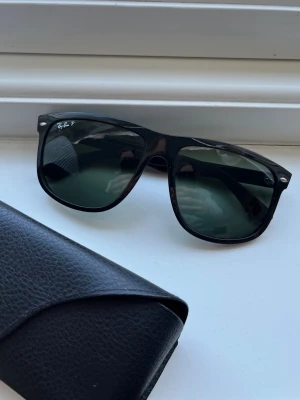 Ray-Ban Boyfriends  - Säljer ett par riktigt sköna RB4147 brillor! Polariserade glas för extra skydd! | Mycket fint skick på glaset och bågarna! Finns något mindre som inte syns!  | Kommer med fodral. | Storlek 60:15 | Ställ gärna frågor innan du köper!