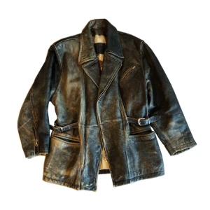 Vintage läderjacka/ skinnjacka, Hollies, 80tal - Säljer en supercool vintage läderjacka (i äkta läder) köpt under sent 80-tal!! Jackan är som ”stentvättad” & i en större/baggy modell, & svart/brun/grå i färgen