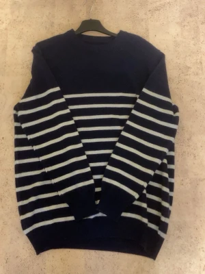 Marinblå randig stickad tröja - Riktigt fet, storlek M. Inga defekter. Hör av er för mer frågor 