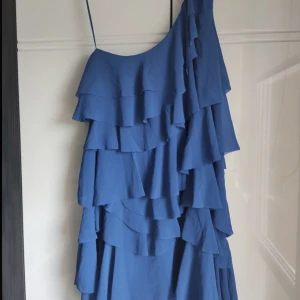 Volang klänning - Blå volangklänning från hm. Så snygg och perfekt skick💙💙💙 