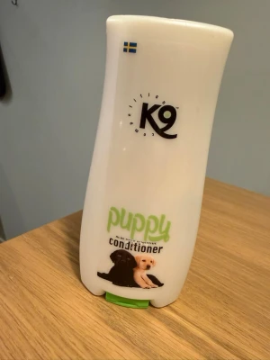 K9 hund balsam - K9 Competition Puppy Conditioner 300 ml. Ungefär halva flaskan kvar (se bild 3). Köpt på Vetzoo för 189 kr.   Detta balsam är särskilt utformat för valpar - det är ett milt och skonsamt balsam som är berikat med aloe vera.  Användning:  Massera in i pälsen efter schamponering Skölj noga med ljummet vatten Balsamet ger härlig lyster till valpens päls och gör pälsen lättare att reda ut! Milt parfymerat.