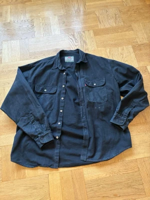 Levi’s  - Säljer denna jeansskjorta från Levi’s! Riktig najs, baggy passform. Var tvungen att sy på nya knappar vid handlederna då dom förra var borta när jag köpte. Men utöver det så är den i gott skick! 