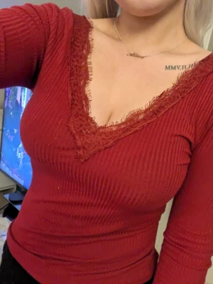 V-ringad långärmad topp - Stretchigt tyg och väldigt skön. 😊