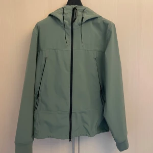 Cp Company goggle jacket  - Säljer min i princip helt nya Cp company jacka. Storlek 50 IT vilket motsvarar en M/L. Kvitto samt allt finns extra knappar osv. Nypris runt 385€, mitt pris är något förhandlingsbart. Perfekt till våren!