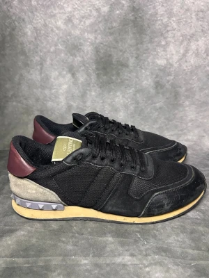 Valentino rockrunners  - fint skick | Size 42,5 passar 43| fraktar spårbart inom 24 timmar |  för att köpa klicka ” köp nu” | vid frågor skriv ett meddelande |