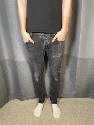 Nudie jeans grim tim - Tja!| Säljer detta paret feta jeans från Nudie!| Modell:Grim Tim!| Kontakta mig vid minsta fråga!| Pris alltid diskuterbart!| //Nils- lagad professionellt hos Nudie i skrevet