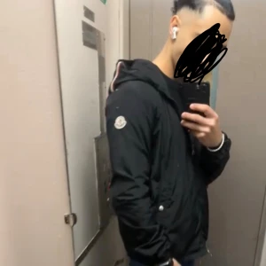 Svart Moncler vindjacka med huva - I väldigt bra skick! För mer frågor eller funderingar skriv!! Säljer en svart vindjacka från Moncler med huva och dragkedja framtill. Jackan har snörning i huvan, två fickor med tryckknappar och Moncler-logga på ärmen. Snygga ränder på insidan av huvan ger extra stilpoäng. Perfekt för dig som vill ha en clean och sportig look.