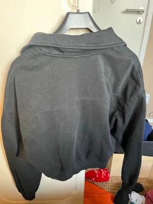 Svart hoodie från Divided H&M - Säljer en svart hoodie från Divided H&M i storlek M. Hoodien har dragkedja framtill, långa ärmar och ribbade muddar. Perfekt för en avslappnad och cool stil. Tillverkad i mjukt bomullsmaterial.