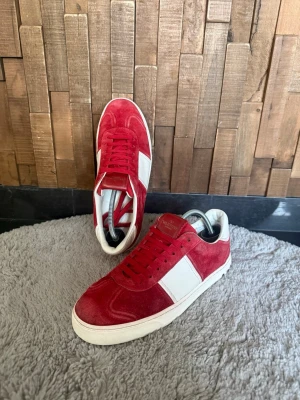Röda Valentino Flycrews - Snygga röda sneakers från Valentino. Storlek 40. Box eller dustbag finns inte! Hör av er vid intresse!