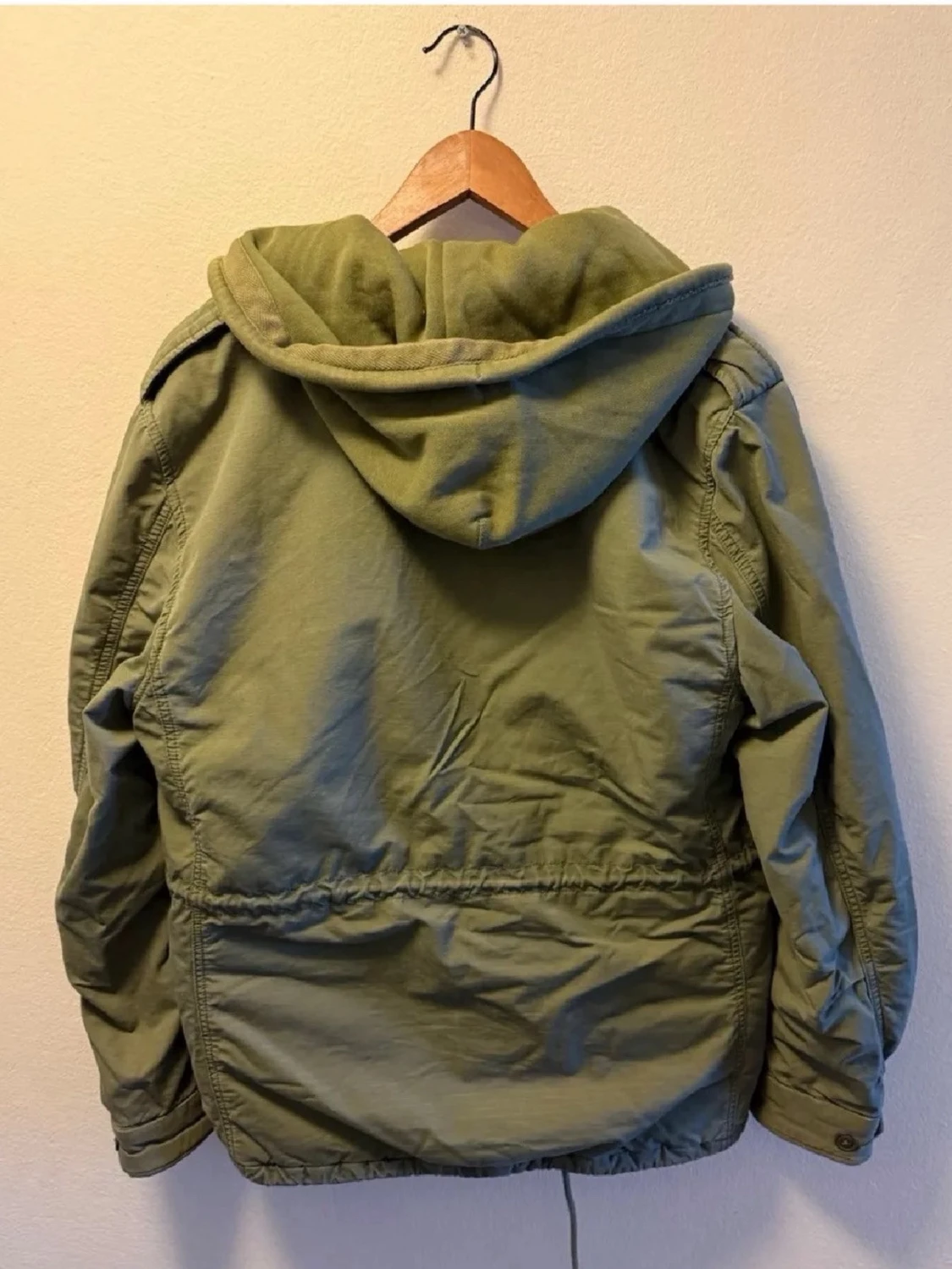 Olivgrön vindjacka med huva - 1