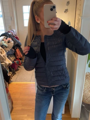 Marinblå vår jacka - Säljer en marinblå tunn vår jacka ifrån calliope, i storlek s-xs💕hör av er vid frågor och funderingar🫶🏻