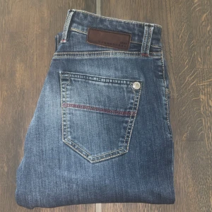 Tramarossa jeans - Tja! Säljer nu mina sjukt feta och trendiga Tramarossa som är perfekta till vardagen men även skitsnygga till kavaj eller liknande på festligare tillfällen! Jeansen är i den populära slim fit modellen | Storlek = 31 | Skick = 9.5/10, ny skick | Nypris = 6300kr, mitt pris = 799kr. Skicka gärna prisförslag vid intresse!