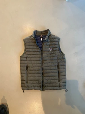 Grön colmar väst - Säljer en skit fet grön colmar väst som i princip är i nyskick. Storlek 48. Hör av er vid funderingar.