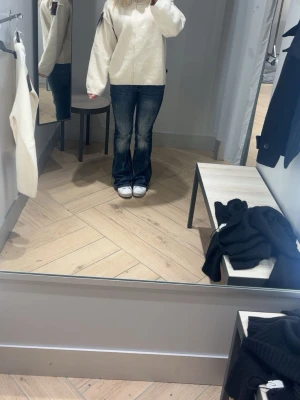 Mörkblå bootcut jeans - Säljer ett par mörkblå bootcut jeans med snygg tvätt och lätt slitning på framsidan. Jeansen har klassisk femficksdesign och normal midja. Perfekta för en avslappnad och trendig look. De är från cheap Monday i strl 26/30!