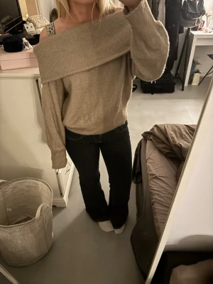 Beige stickad tröja - Snygg beige stickad off shoulder tröja💞