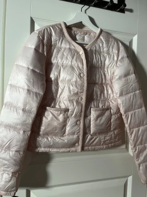 Vårjacka  - Jättefin vår jacka från Gina tricot,använd ett fåtal gånger men inga tecken på användning💕