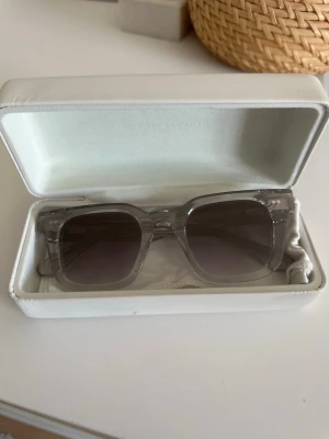 Ljusgråa CHIMI solglasögon - Ljusgråa chimis i 04 modellen. Använda några gånger men är  i bra skick. Säljer då jag inte får användning av de. Har boxen och det jag fick med när jag köpte 