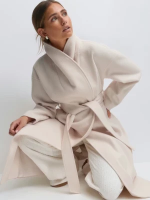 Lång kappa från gina - Så snygg krämvit lång kappa från Gina. Den är helt slutsåld och nypriset är 900kr. Har bara använt den en gång.