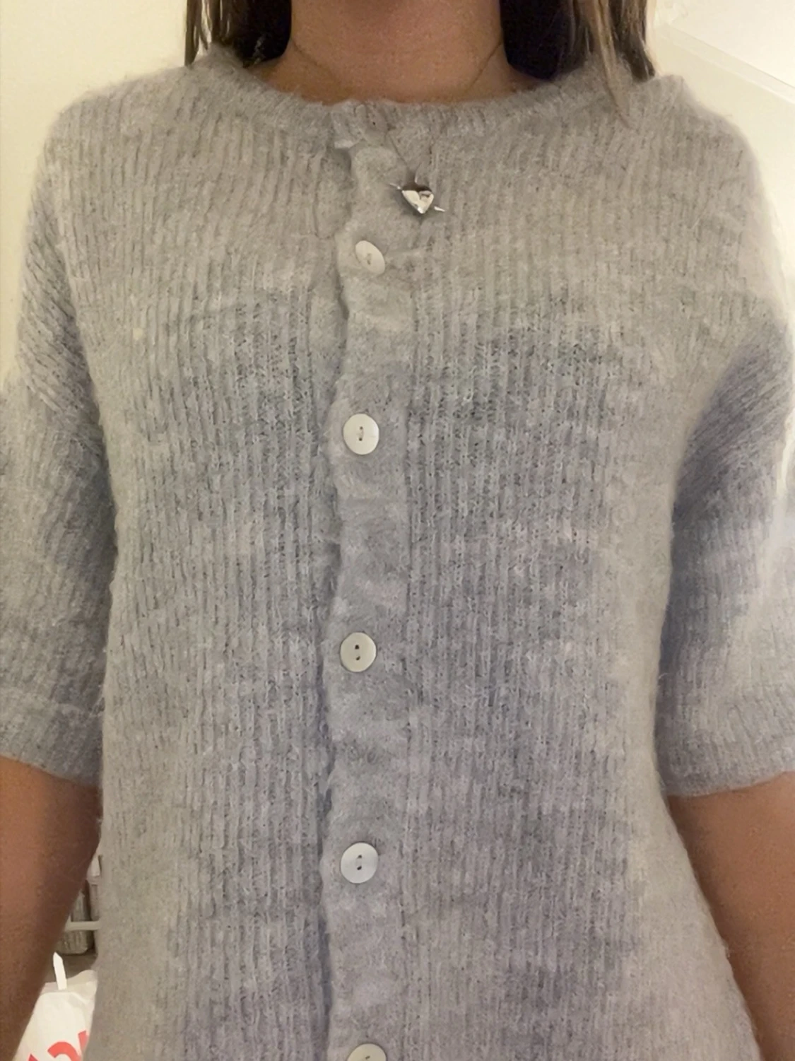 Ljusgrå stickad kofta med knappar - 1