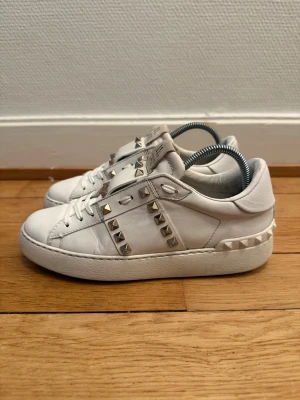 Valentino rockstud sneakers  - Säljer nu dessa fina valentino skor | Storlek 36 | Väldigt fint skick | Kvitto finns som intygar äktheten |