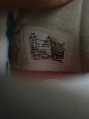 Vita jordans, Basketskor - Säljer ett par vita Jordan basketskor. Den är knappt använd, ser helt nya ut. 