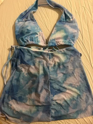 NY! Blå tie dye bikini set + kjol cover up  - NY! Blå bikini set med mesh kjol/coverup 💙