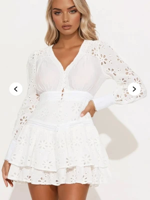 Klänning - Söker denna vita klänning i storlek XL som jag kan ha på min student😊