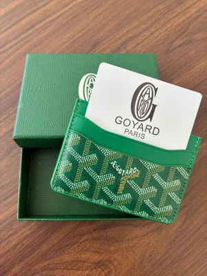 Plånbok Läder  - plånbok i grönt läder med lyxigt koskinn inuti, skick är 10/10 och kvaliten är absolut 10/10 