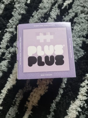 Plus Plus Mini Pastel byggsats - Säljer en Plus Plus Mini Pastel byggsats med 1200 bitar. Kommer i en lila kartong och bitarna är i pastellfärger. Perfekt för att skapa egna figurer och mönster. Tillverkad i Danmark och passar för barn från 5 år och uppåt.