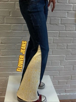 Flower Jeans - Här är våra LTB ”Flower Jeans” i storlek XS/34. Mått: 36 cm rakt över midjan & 70 cm i innerbenslängd.