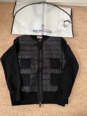 Moncler Sommarjacka - Säljer min moncler sommar/vårjacka i nyskick då jag köpt en ny. Storlek L men passar perfekt på en M då den är lite mindre i storlek. Skickas med dust bag. Kvitto finns! 