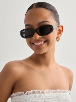 Corlin svarta solglasögon - Svarta solglasögon i modellen Louis från Corlin eyewear. Corlins glasögonfodral i skinn följer med, så lyxiga och eleganta! Superbra skick - har typ aldrig använt de, kanske en kort stund 1 gång😊