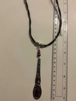 Silvrigt halsband med lila pärlor  - Gjort från gamla bestick, nickelfri