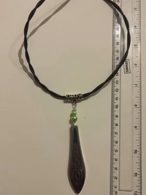 Silver halsband med grön pärldetalj - Gjord från gamla bestick, nickelfri